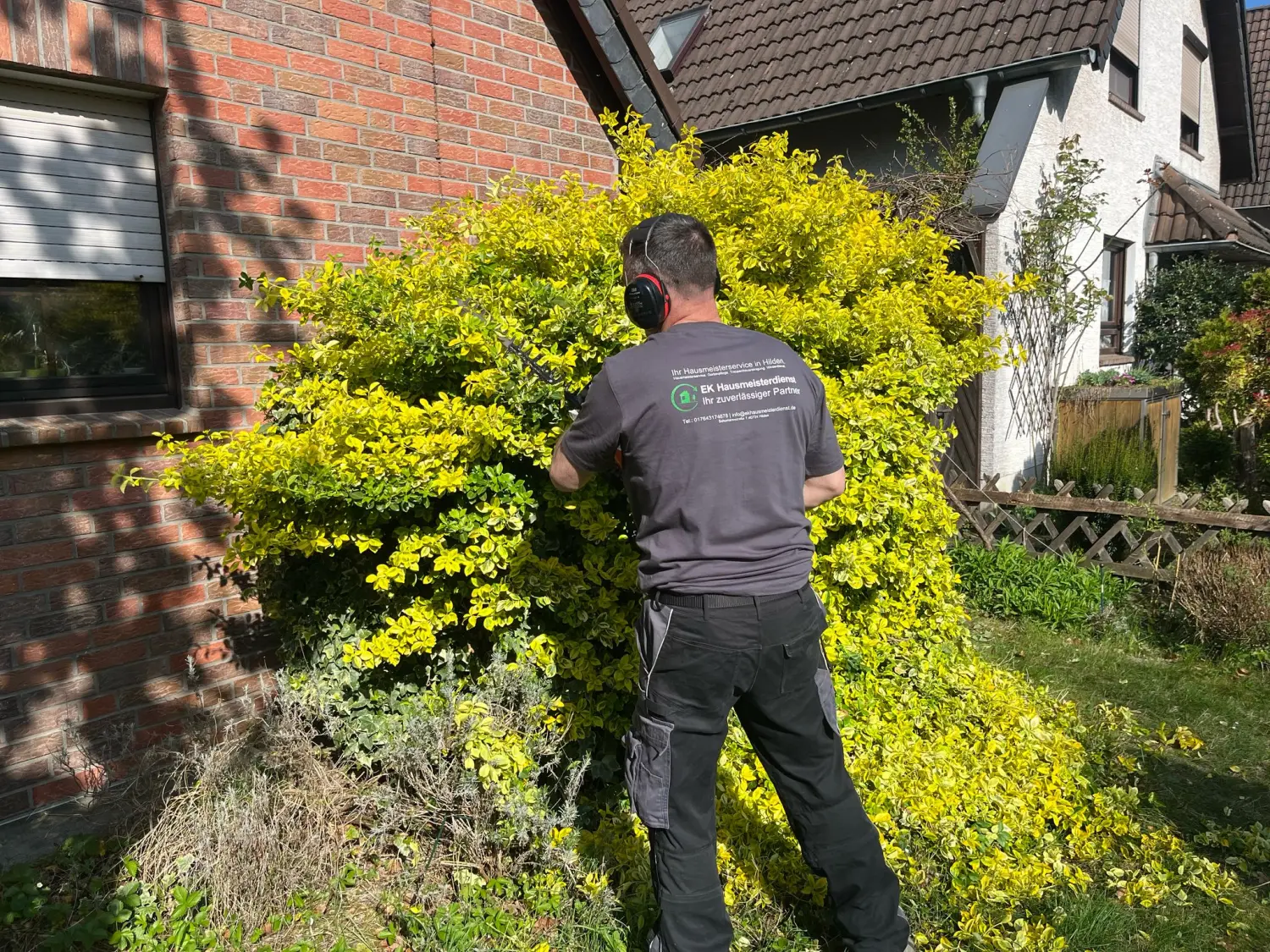 Gartenarbeiter von EK Hausmeisterservice